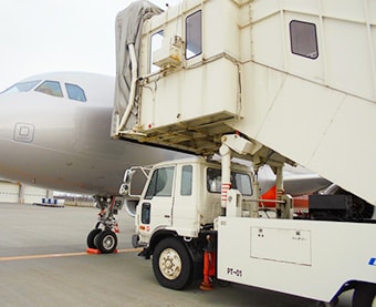 Boarding bridges/step cars